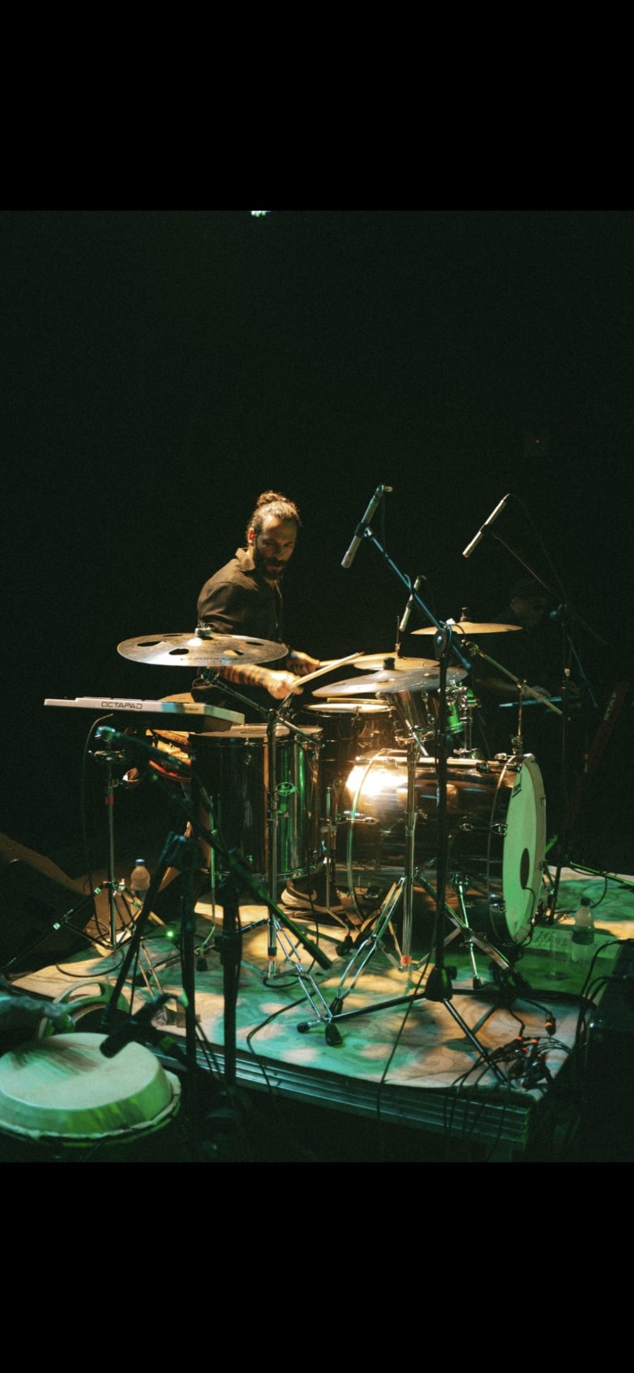 Rick de La Torre tocando bateria no palco